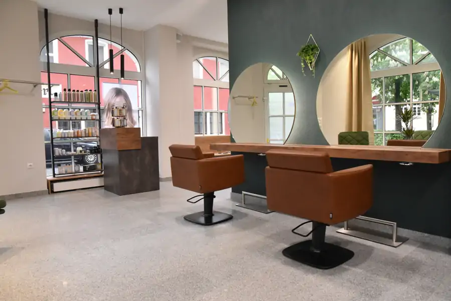 DIE FRISEURIN GINA