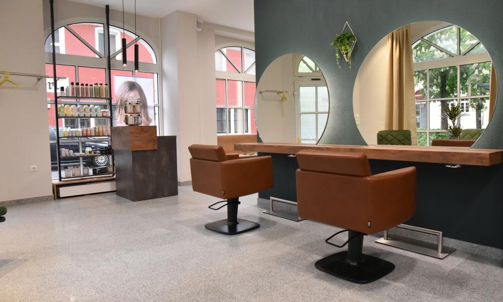 DIE FRISEURIN GINA