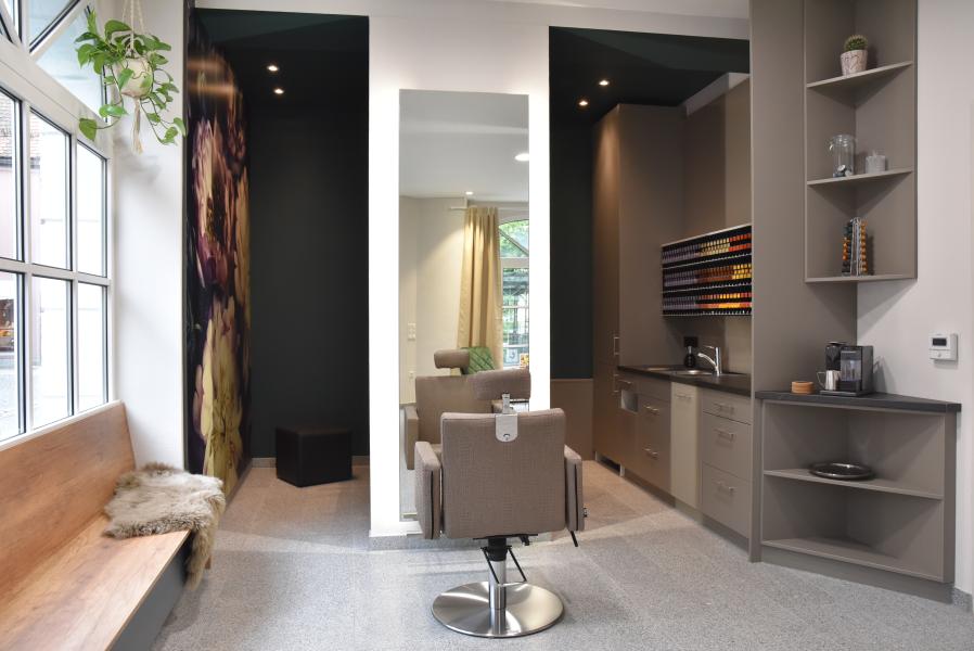 DIE FRISEURIN GINA