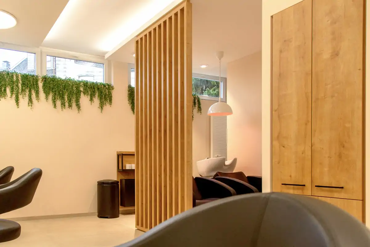 Raumteiler aus Holz mit Lamellen in einem modernen Friseursalon