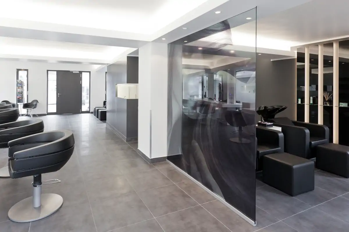 Glastrennwand im Friseursalon f&uuml;r Sichtschutz bei weiterhin hellem Raum