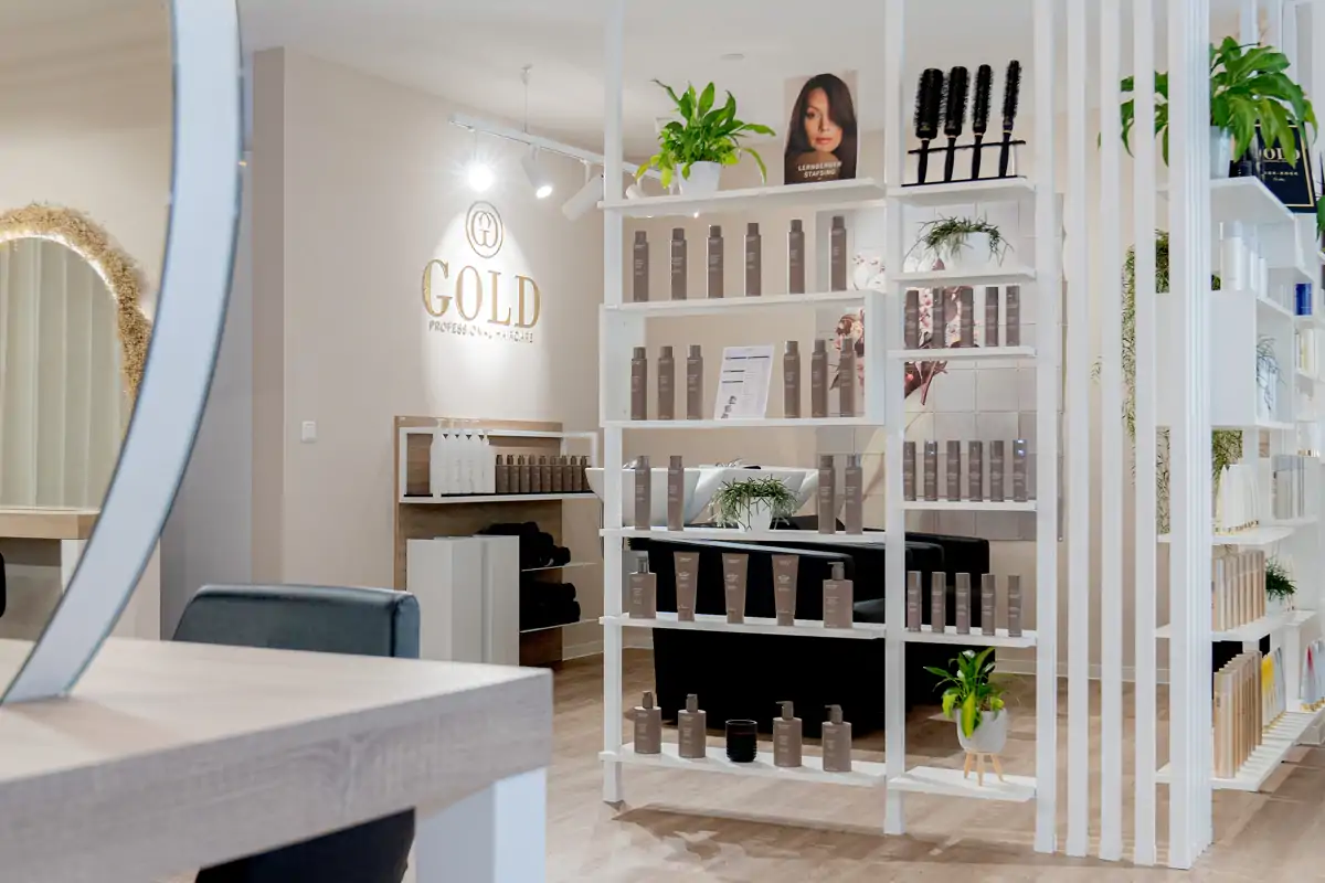 wei&szlig;er Raumteiler aus Metall als moderne Trennwand beim Friseur